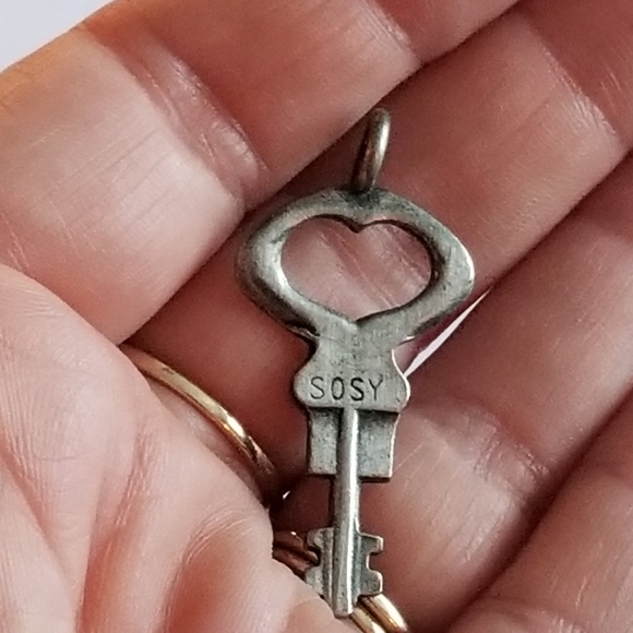 Vintage key pendant SOSY skeleton key steampunk charm silver tone heart - Picture 6 of 12